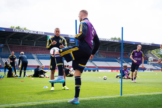 Sveriges Robin Quaison och Alexander Milosevic