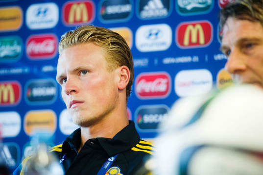 Sveriges Oscar Hiljemark deltar i en presskonferens