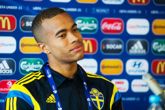 Sveriges Robin Quaison deltar i en presskonferens