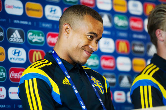 Sveriges Robin Quaison deltar i en presskonferens