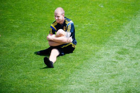 Sveriges Simon Gustafson stretchar