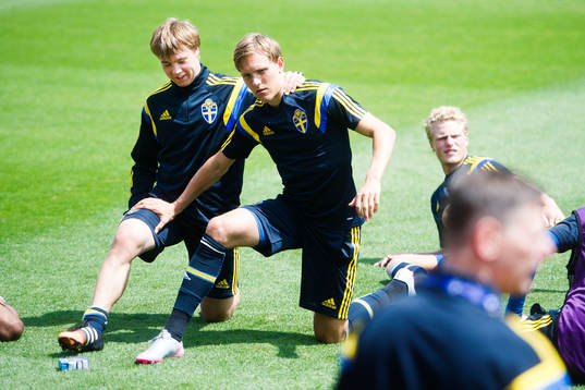 Sveriges Simon Tibbling och Ludwig Augustinsson stretchar