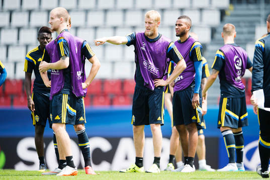 Sveriges Filip Helander med instruktioner framför Isaac