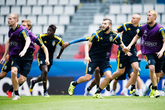 Sveriges Simon Gustafson, Pa Konate, Mikael Ishak och Filip