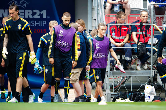 Sveriges målvakt Andreas Linde, Alexander Milosevic och