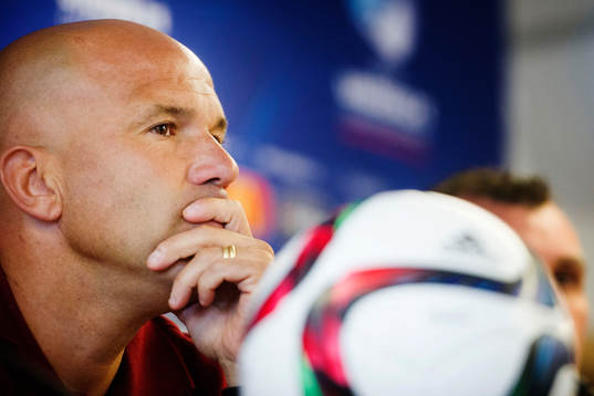 Italiens förbundskapten Luigi Di Biagio deltar i en
