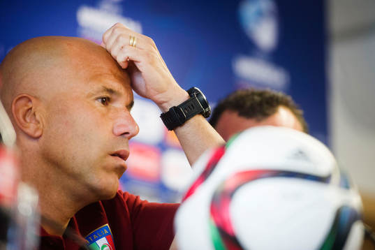 Italiens förbundskapten Luigi Di Biagio deltar i en