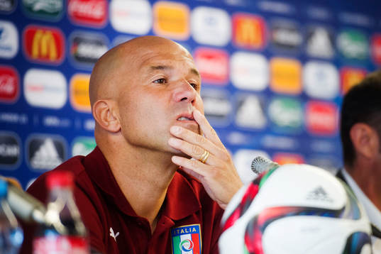 Italiens förbundskapten Luigi Di Biagio deltar i en