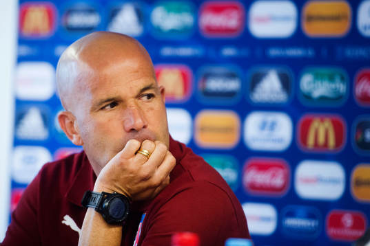 Italiens förbundskapten Luigi Di Biagio deltar i en