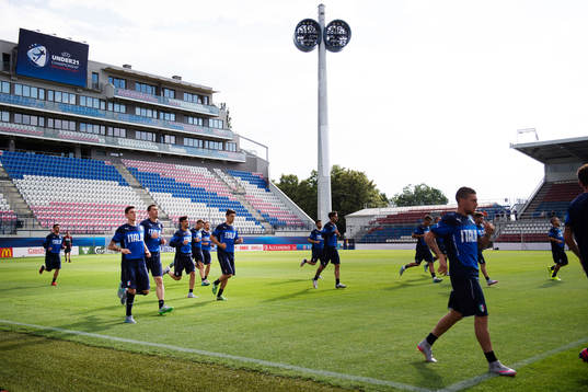 Italiens spelare värmer upp på Andruv stadion