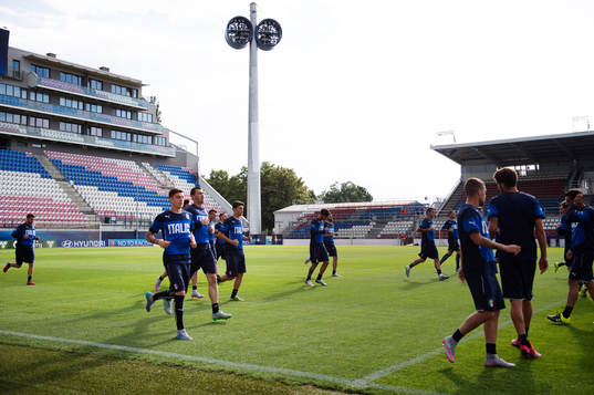 Italiens spelare värmer upp på Andruv stadion