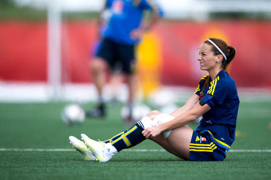 Sveriges Kosovare Asllani tar sig för sitt knä