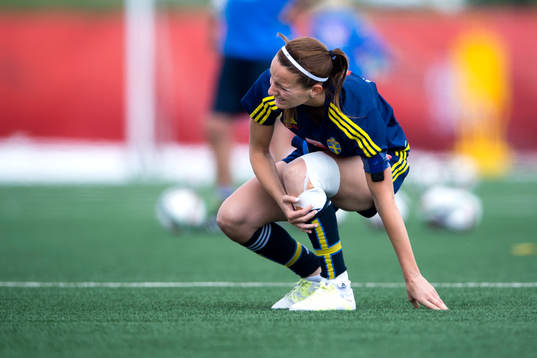 Sveriges Kosovare Asllani tar sig för sitt knä