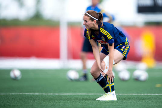 Sveriges Kosovare Asllani tar sig för sitt knä
