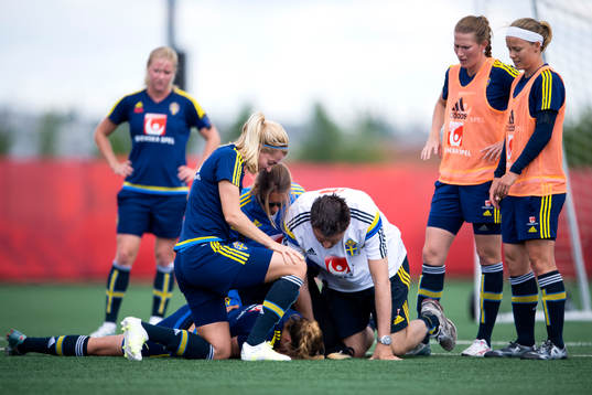 Sveriges Charlotte Rohlin ligger skadad