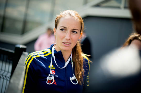 Sveriges Kosovare Asllani blir intervjuad