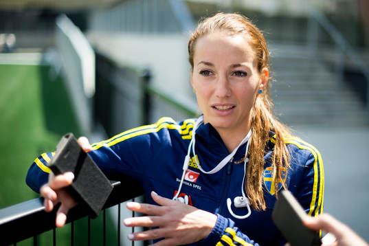 Sveriges Kosovare Asllani blir intervjuad