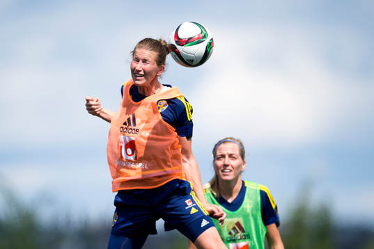 Sveriges Emma Berglund nickar en boll