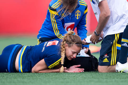 Sveriges Charlotte Rohlin ligger skadad