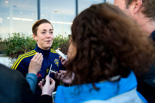Sveriges Therese Sjögran blir intervjuad