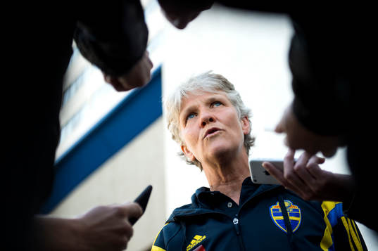 Sveriges förbundskapten Pia Sundhage blir intervjuad