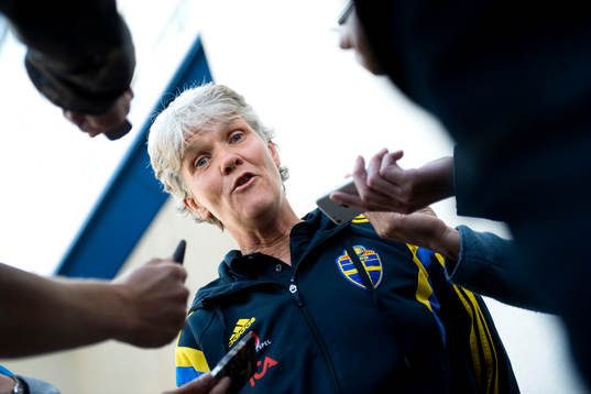Sveriges förbundskapten Pia Sundhage blir intervjuad