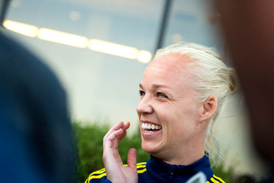 Sveriges Caroline Seger blir intervjuad