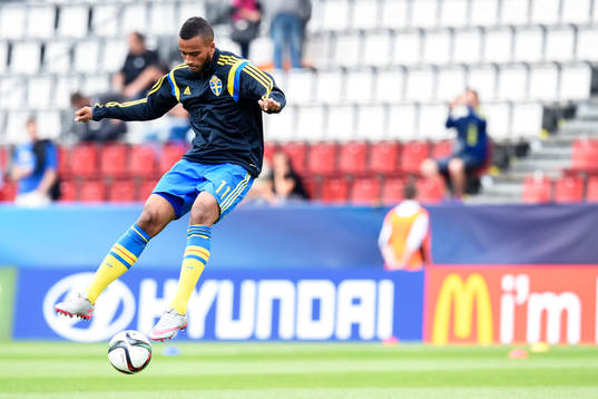 Sveriges Isaac Kiese Thelin värmer upp