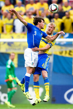Italiens Andrea Belotti och Sveriges Filip Helander
