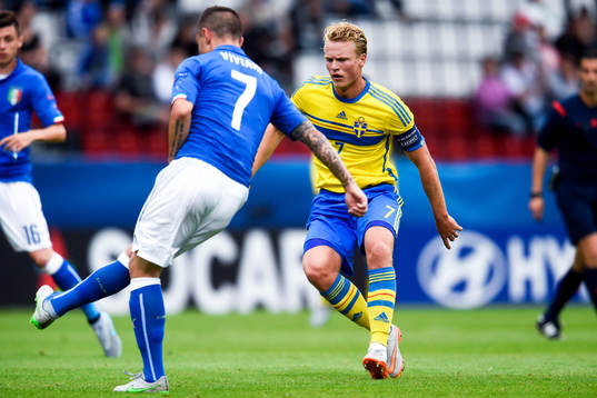 Italiens Federico Viviani och Sveriges Oscar Hiljemark