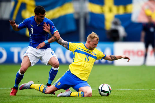 Italiens Stefano Sturaro och Sveriges John Guidetti