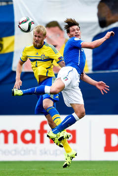 Sveriges Filip Helander och Italiens Christiano Biraghi