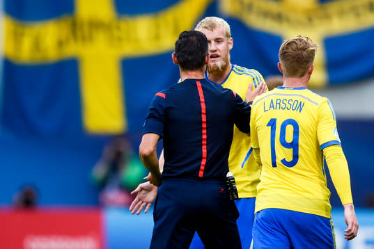 Sveriges Filip Helander diskuterar med domaren