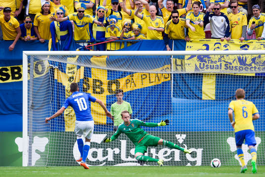 Italiens Domenico Berardi sätter 1-0 på straff bakom