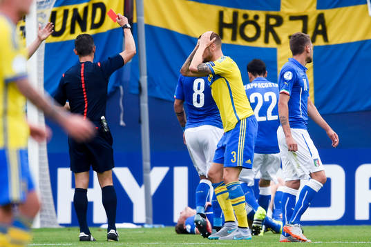 Sveriges Alexander Milosevic får rött kort