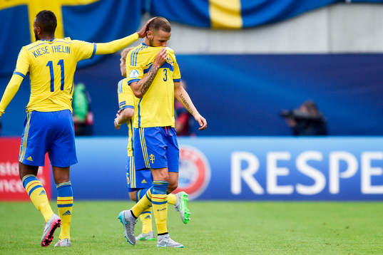 Sveriges Alexander Milosevic får rött kort