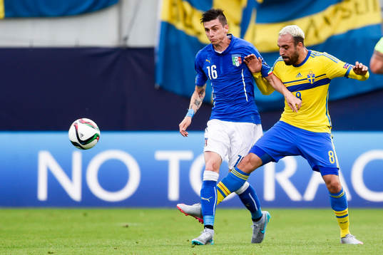 Italiens Daniele Baselli och Sveriges Abdullah Khalili