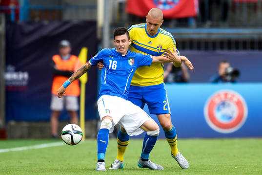 Italiens Daniele Baselli och Sveriges Victor Nilsson