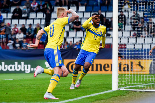 Sveriges John Guidetti och Isaac Kiese Thelin jublar