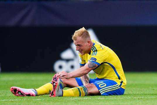 Sveriges John Guidetti sitter sig och har kramp