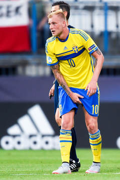 Sveriges John Guidetti tar sig i ljumsken och blir utbytt