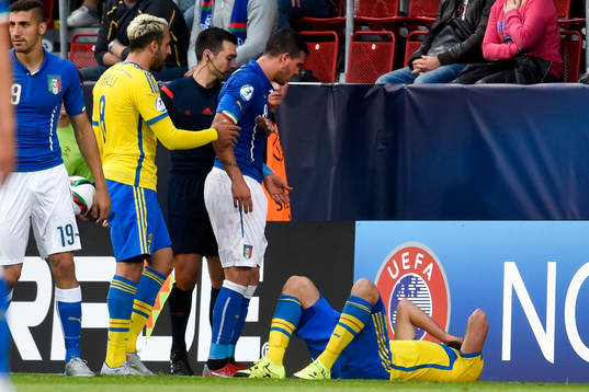 Italiens Stefano Sturaro slår till Sveriges Mikael Ishak