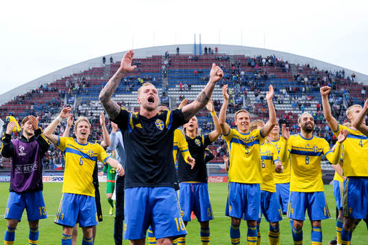 Sveriges lag med John Guidetti längst fram jublar