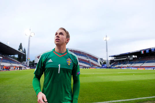 Sveriges målvakt Patrik Carlgren jublar