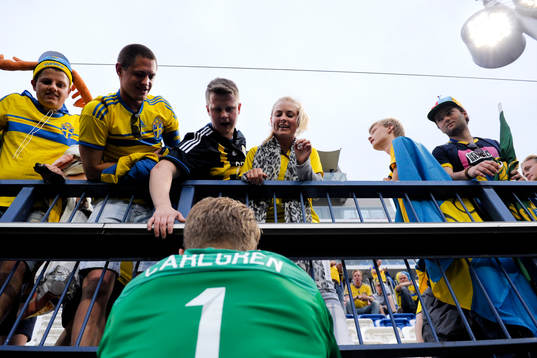 Sveriges målvakt Patrik Carlgren jublar med fansen