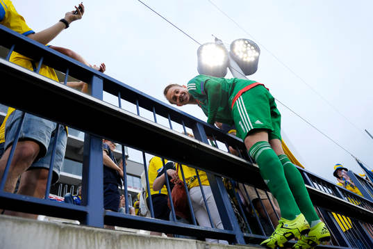 Sveriges målvakt Patrik Carlgren jublar med fansen