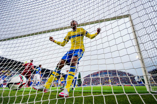 Sveriges Isaac Kiese Thelin jublar