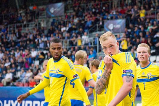 Sveriges Isaac Kiese Thelin och John Guidetti jublar