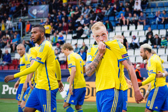 Sveriges Isaac Kiese Thelin och John Guidetti jublar