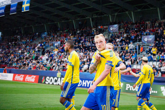 Sveriges Isaac Kiese Thelin och John Guidetti jublar